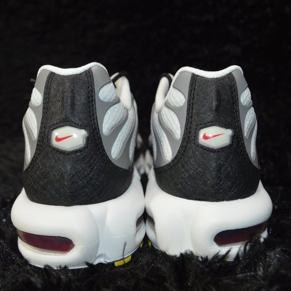 Nike Air Max Plus Photon Dust Grey Red Black Sneakers Shoes DM0032-002 Size 12 - Picture 6 of 9
